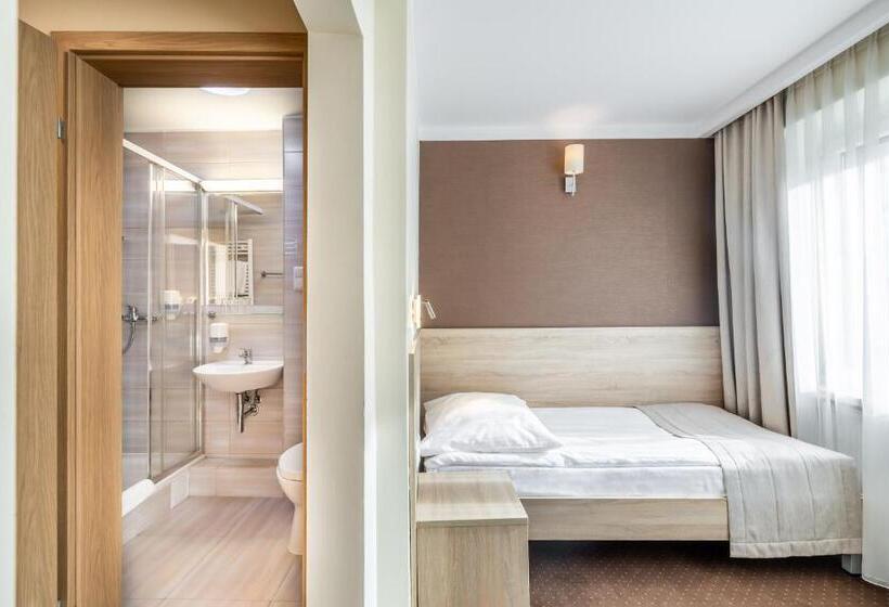 غرفة أساسية ثلاثية, Leśny