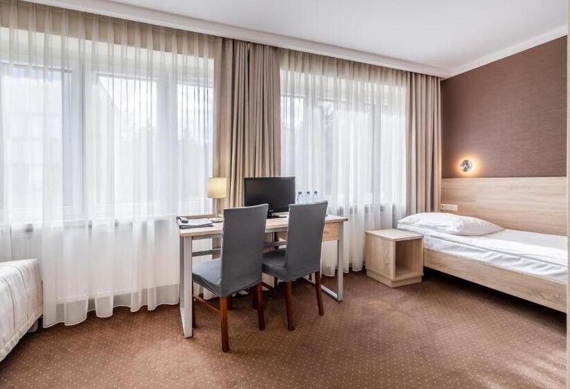 غرفة أساسية ثلاثية, Leśny