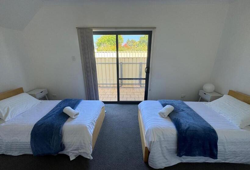 Апартаменты 1 Спальня, Cowell Townhouse Apartments