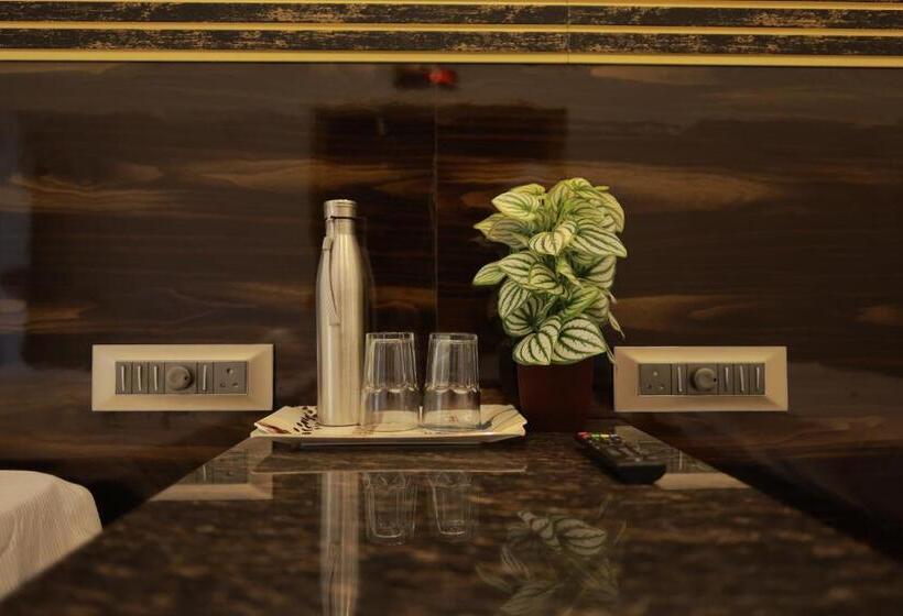 Семейный Номер, Cyril