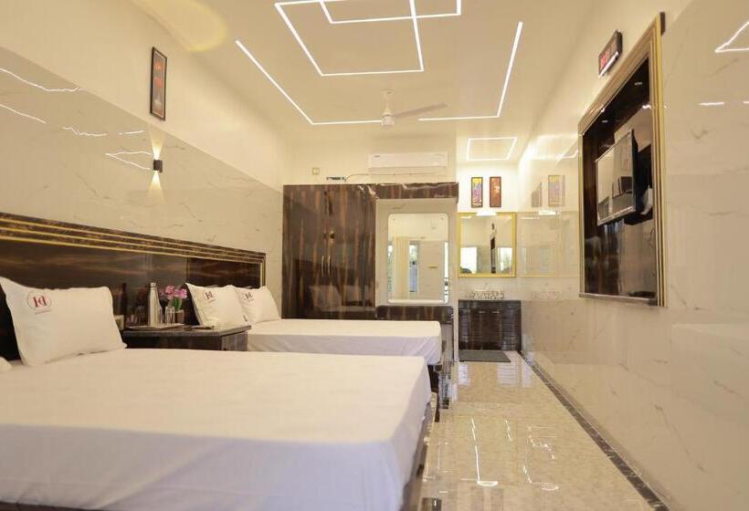 Семейный Номер, Cyril