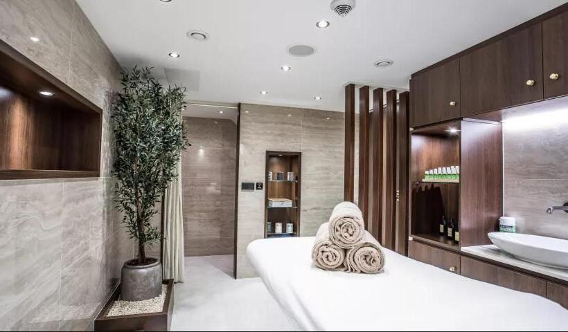 اتاق عادی, Ship Ms Oscar Wilde