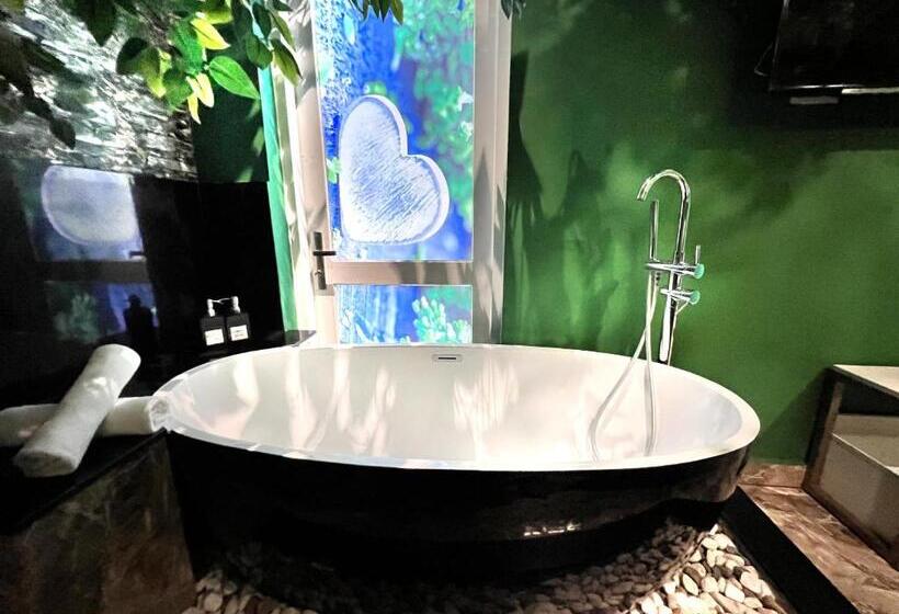 سوئیت با وان آب گرم, Loove Hotel   Khách Sạn Tình Yêu