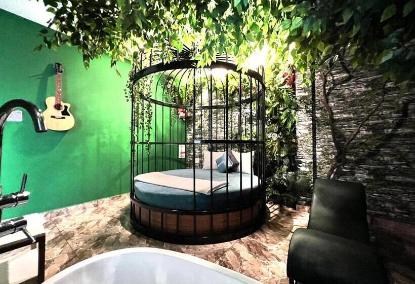 سوئیت با وان آب گرم, Loove Hotel   Khách Sạn Tình Yêu