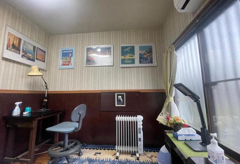 غرفة إقتصادية فردية, Jiji Baba House