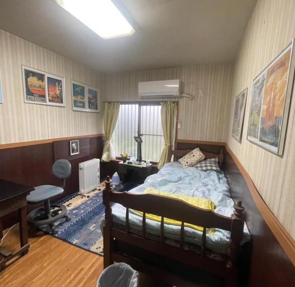 غرفة إقتصادية فردية, Jiji Baba House