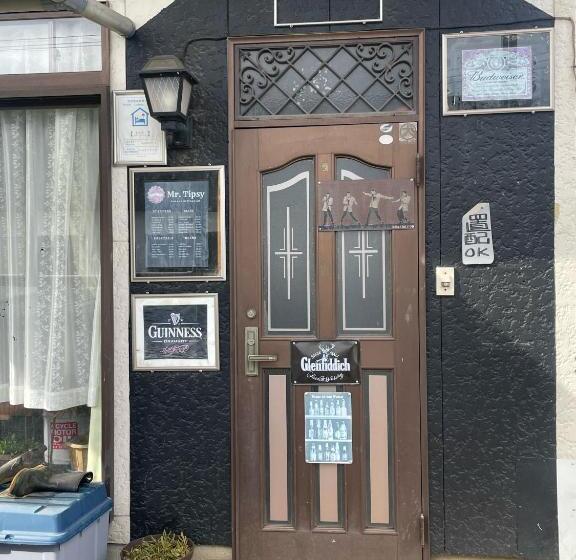 غرفة إقتصادية فردية, Jiji Baba House