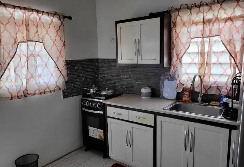 آپارتمان 1 خوابه با بالکن, Silverbuttons Apartments & Eats