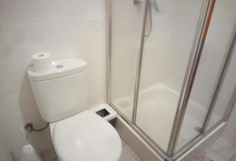 Номер Стандарт, Costa S Lodging, 5min To The Airport, Shared Room For 2 People, Shuttle Service Available