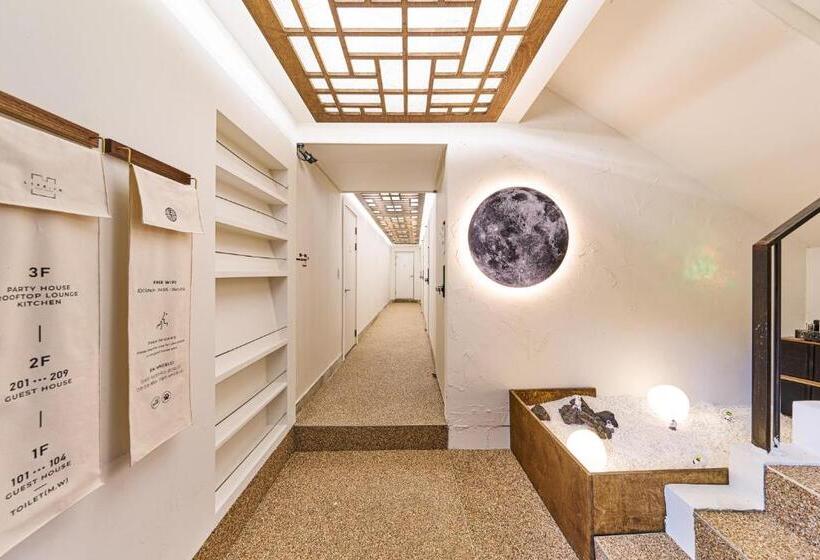 اتاق استاندارد, Life In Insa