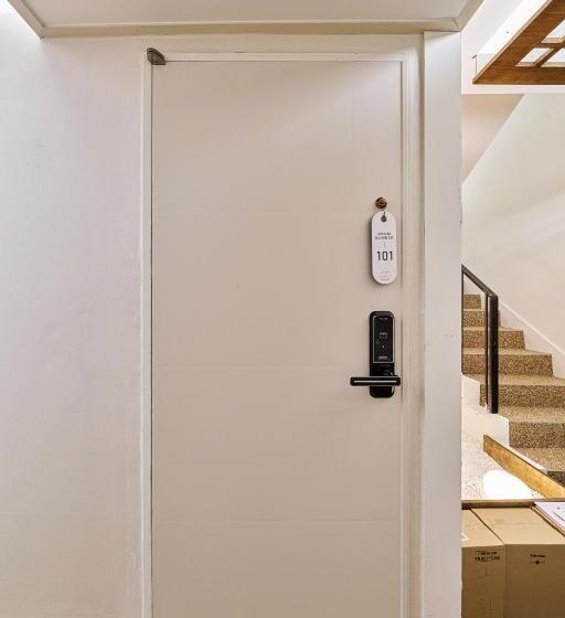 اتاق استاندارد, Life In Insa