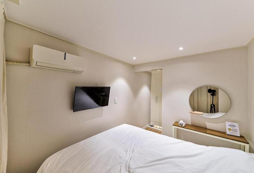 اتاق استاندارد, Life In Insa