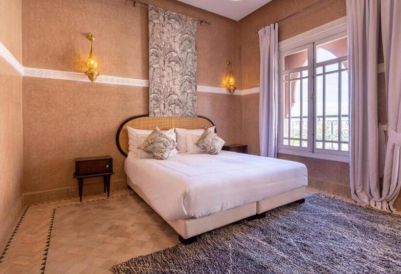 اتاق لوکس, The Levantine