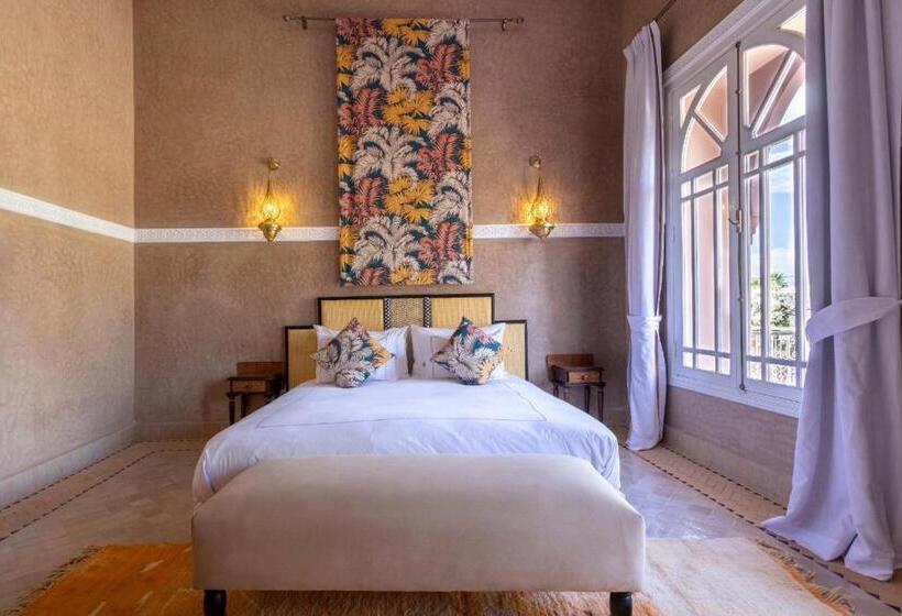 اتاق لوکس, The Levantine