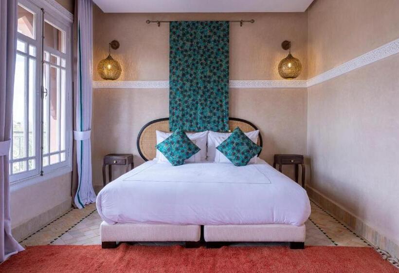 اتاق لوکس, The Levantine