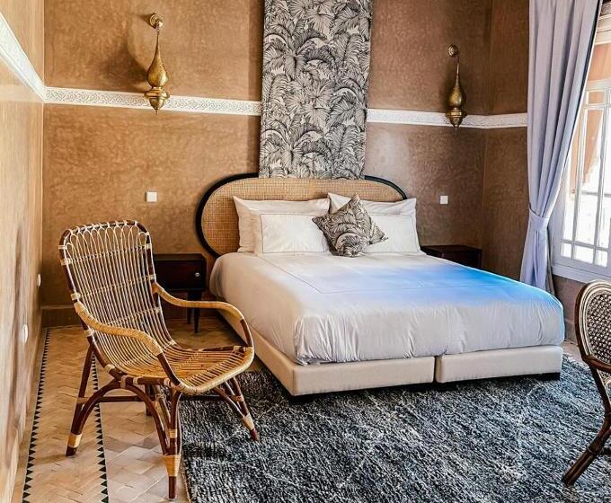 اتاق لوکس, The Levantine