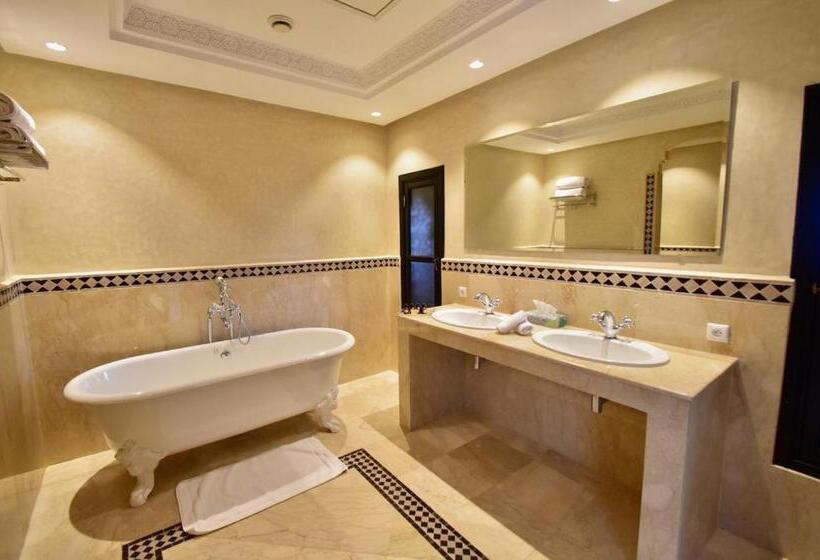 اتاق خانوادگی با چشم‌انداز کوه, The Levantine