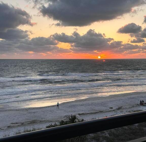 شقة غرفة واحدة مطلة على البحر, Breathtaking Views Beach Condo   Sleeps 8!