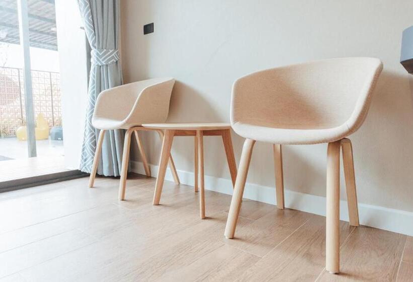 חדר סטנדרט לשלושה עם נוף לבריכה, Phu Sakon Ville