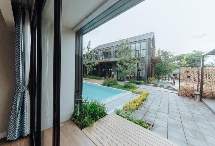 חדר סטנדרט לשלושה עם נוף לבריכה, Phu Sakon Ville