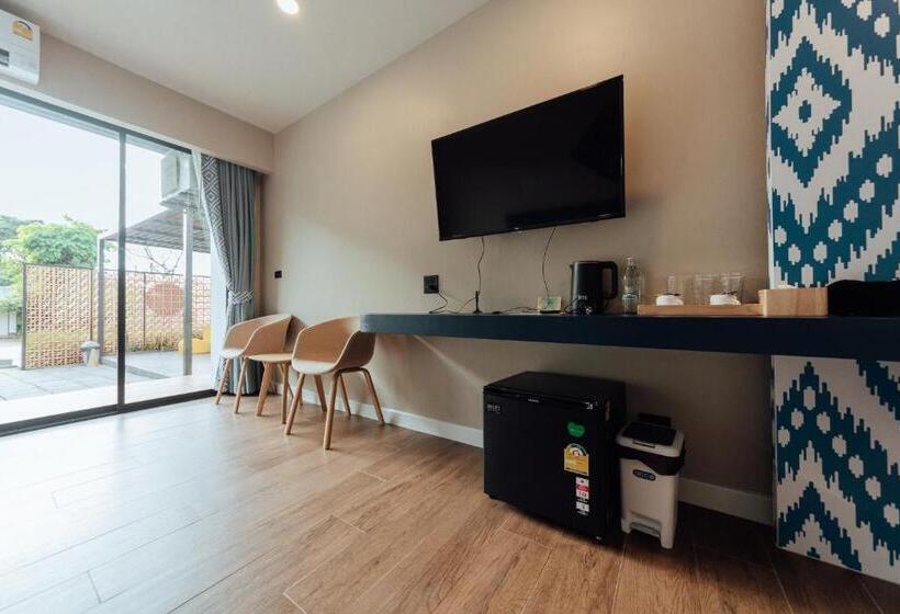 חדר סטנדרט לשלושה עם נוף לבריכה, Phu Sakon Ville