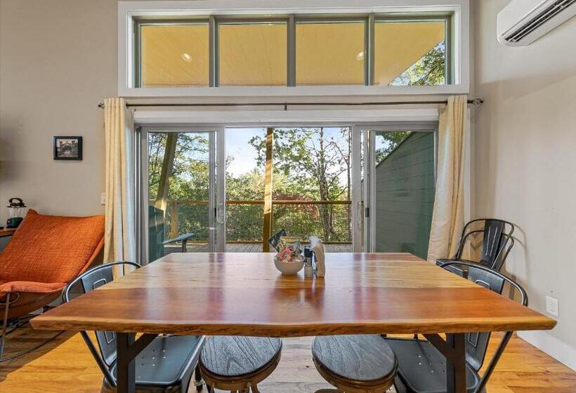 إستوديو ديلوكس, Pilot Cove