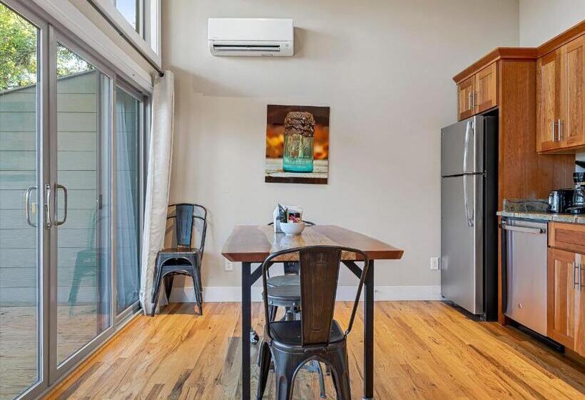 إستوديو ديلوكس, Pilot Cove