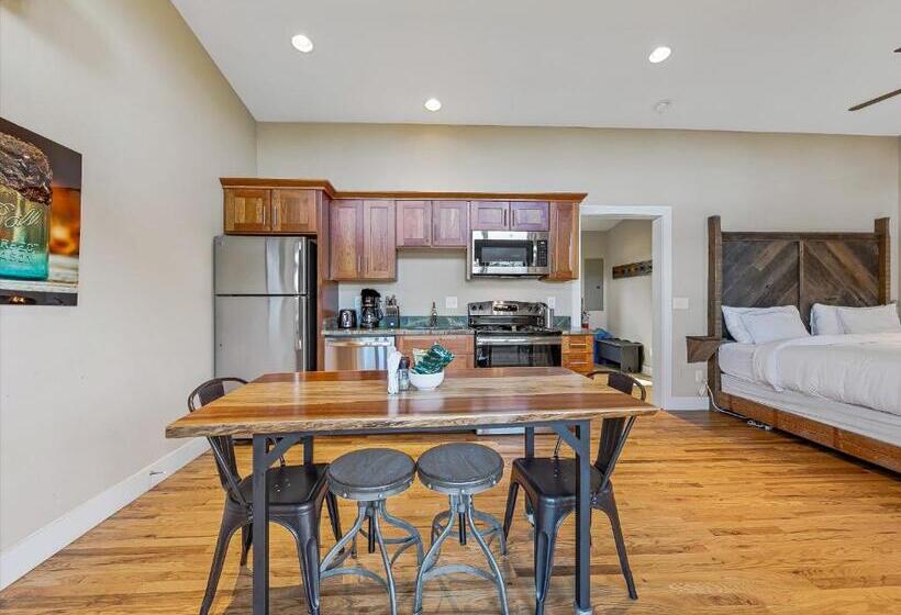 إستوديو ديلوكس, Pilot Cove