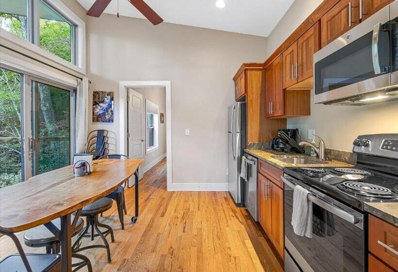 منزل غرفة نوم واحدة, Pilot Cove