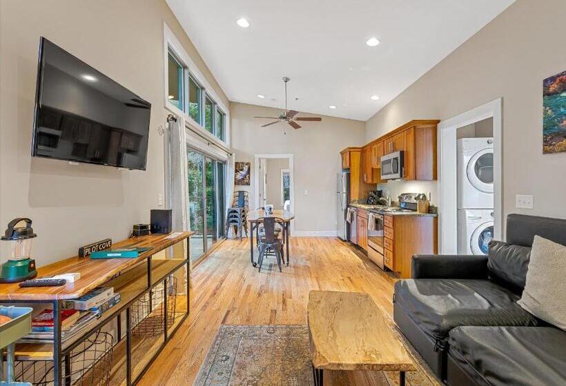 منزل غرفة نوم واحدة, Pilot Cove