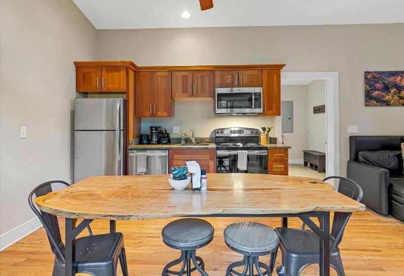 منزل غرفة نوم واحدة, Pilot Cove