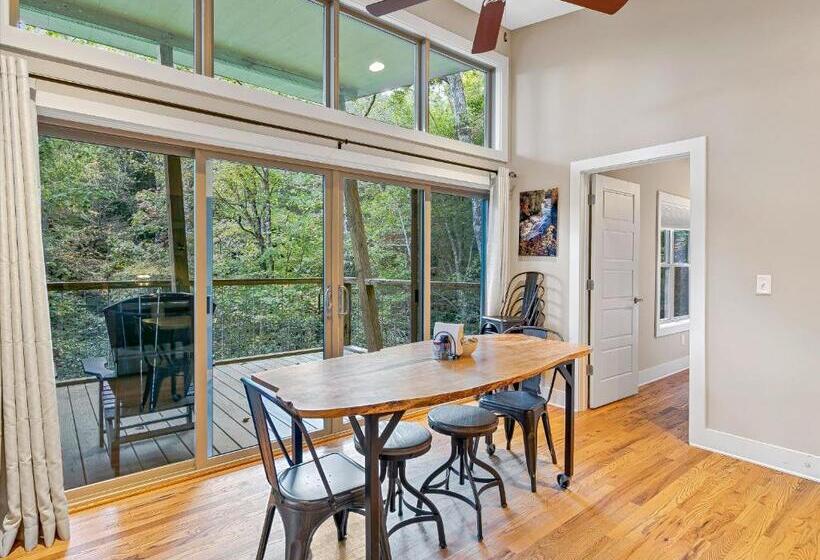 منزل غرفتين نوم, Pilot Cove