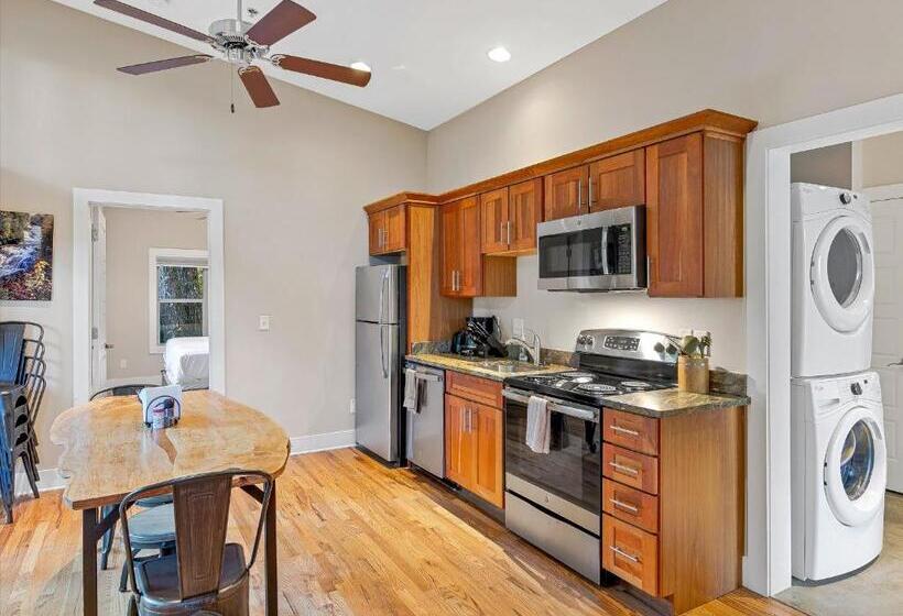 منزل غرفتين نوم, Pilot Cove