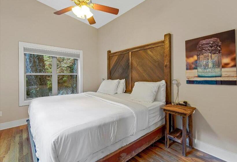 منزل غرفتين نوم, Pilot Cove