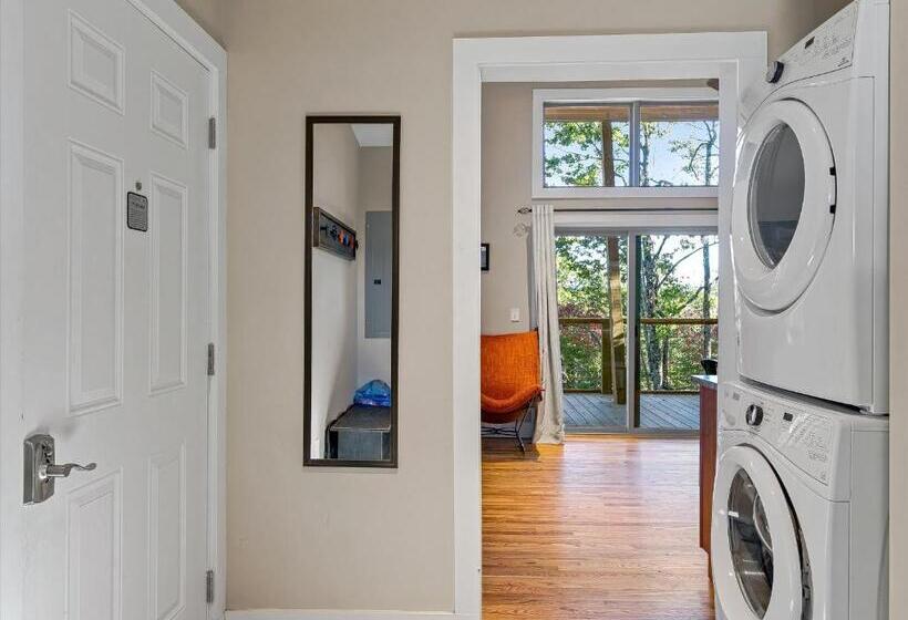 منزل غرفة نوم واحدة, Pilot Cove