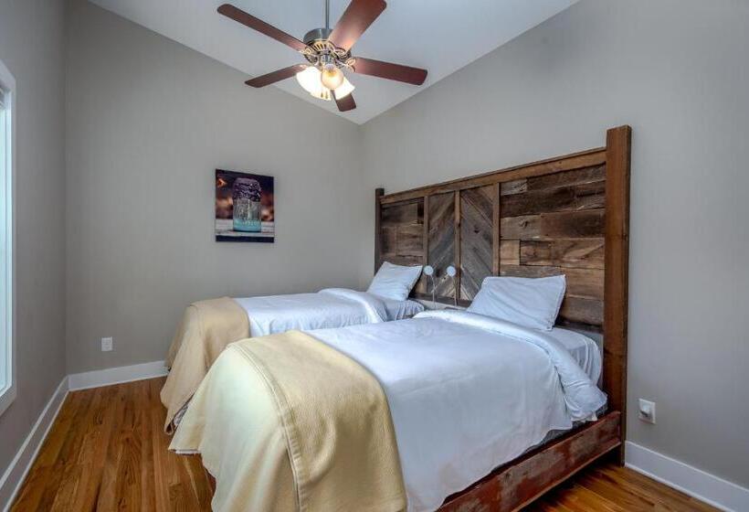 منزل غرفتين نوم, Pilot Cove