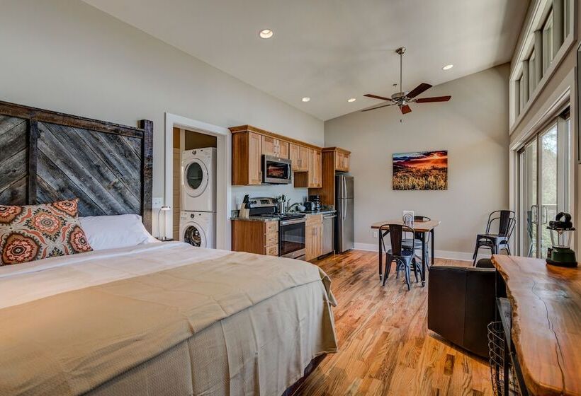 إستوديو ديلوكس, Pilot Cove