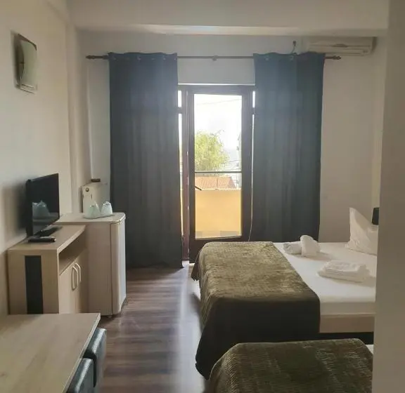 Basic Kolmen Hengen Huone, Vila Epic