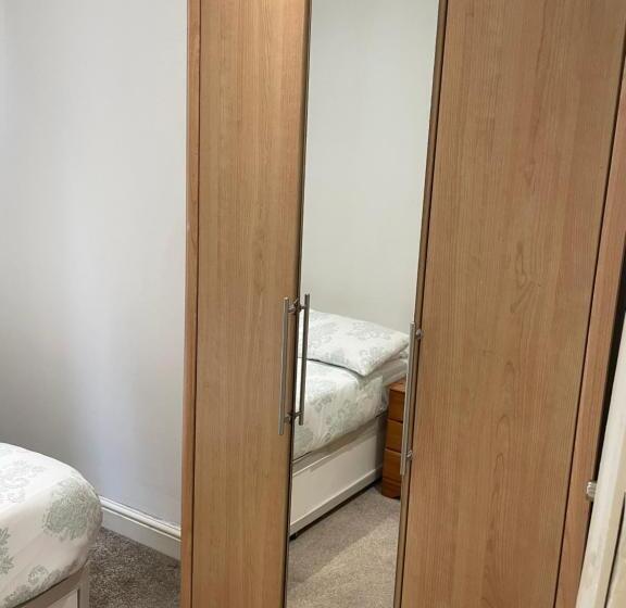 이코노미 룸, Kingston House