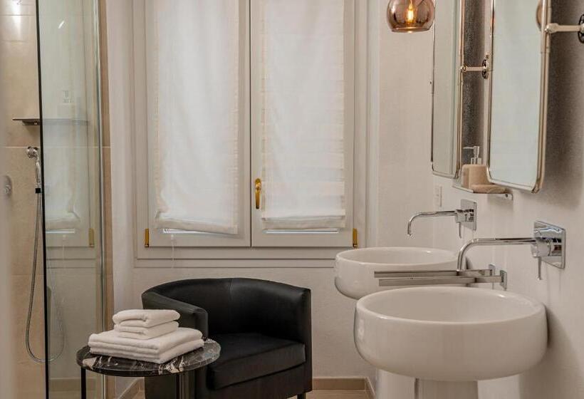 غرفة قياسية مزوَّدة بشُرفة, Unico