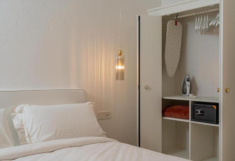 غرفة قياسية مزوَّدة بشُرفة, Unico