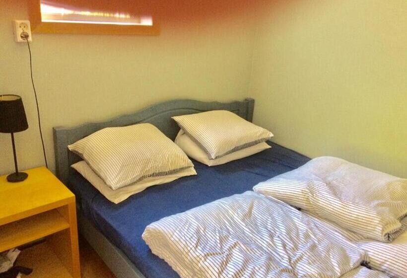 חדר מוזל מקלחת משותפת, Tau Bed And Breakfast