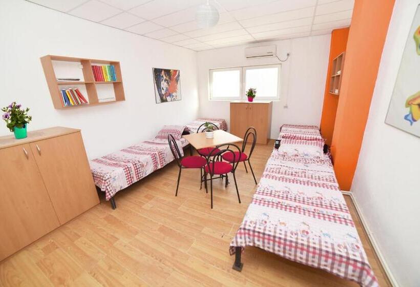 اتاق استاندارد چهار تخته, Hiljadnikov Apartments