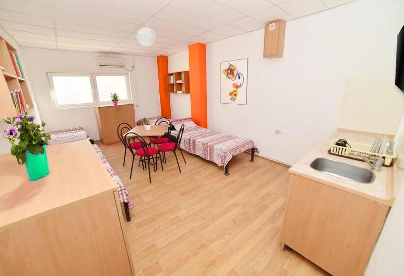 اتاق استاندارد چهار تخته, Hiljadnikov Apartments