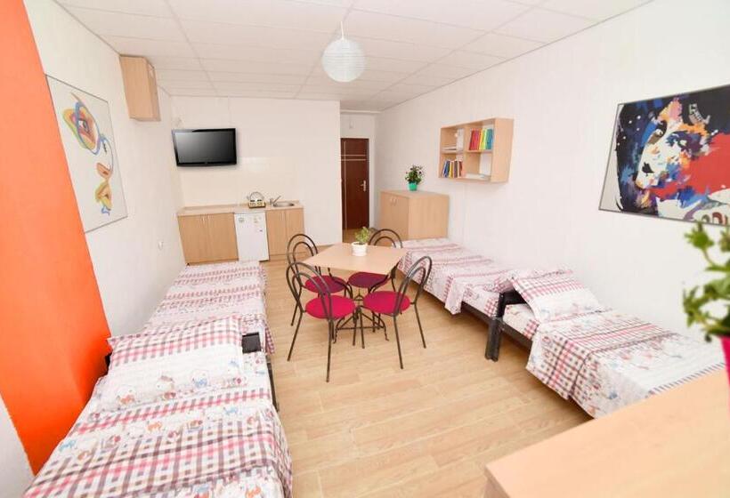 اتاق استاندارد چهار تخته, Hiljadnikov Apartments