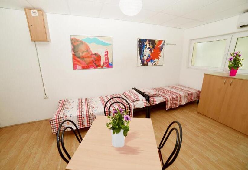 اتاق استاندارد سه نفره, Hiljadnikov Apartments