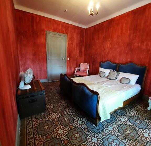 Четырехместный Номер Стандарт Вид на Сад, Château Sainte Cécile Chambres D Hôtes / Guest House In Castle Château Sainte Cécile