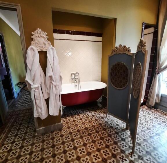 غرفة قياسية رباعية مطلة على الحديقة, Château Sainte Cécile Chambres D Hôtes / Guest House In Castle Château Sainte Cécile