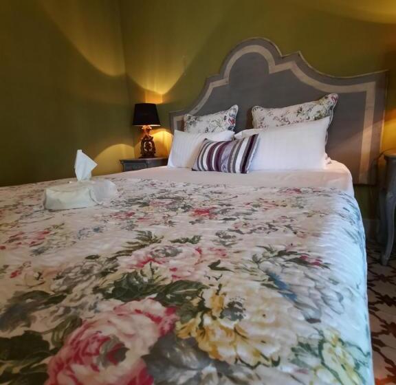 غرفة قياسية رباعية مطلة على الحديقة, Château Sainte Cécile Chambres D Hôtes / Guest House In Castle Château Sainte Cécile