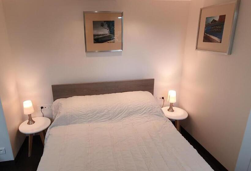 جناح مطلّ علي الحديقة, Laura & Paul